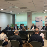 Mesa presidencial en el desayuno con el embajador de China en España, Wu Haitao