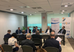 Mesa presidencial en el desayuno con el embajador de China en España, Wu Haitao