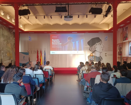 Alumnos de la Universidad Nebrija disfrutan de la ponencia de Grupo Amper, socio del Club de Exportadores